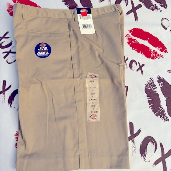 Dickies shorts with large pockets. New size 11 - Picture 1 of 8